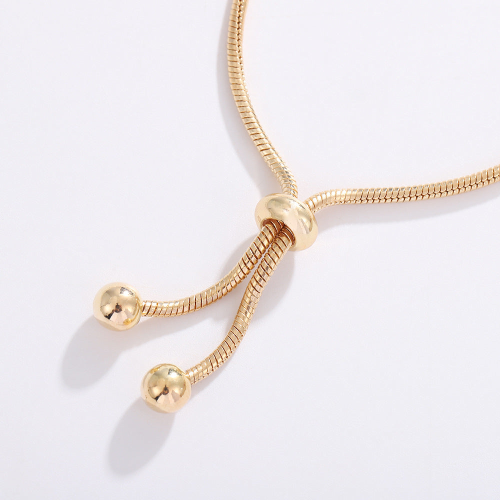 Bracelet Douceur porté au poignet, perles rondes