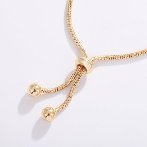 Bracelet Douceur porté au poignet, perles rondes