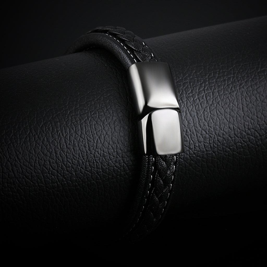 Bracelet Corsaire porté au poignet, cuir noir tressé