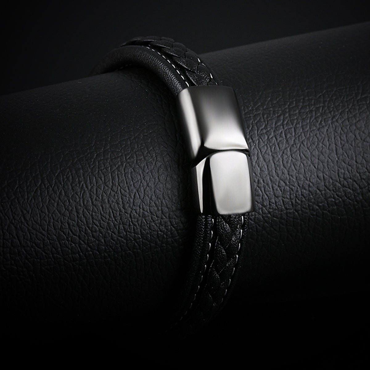Bracelet Corsaire porté au poignet, cuir noir tressé