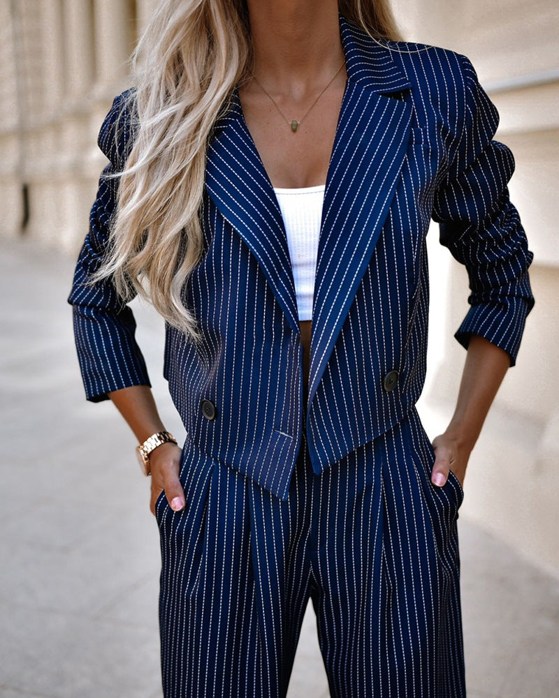 Blazer court rayé bleu marine, vue rapprochée