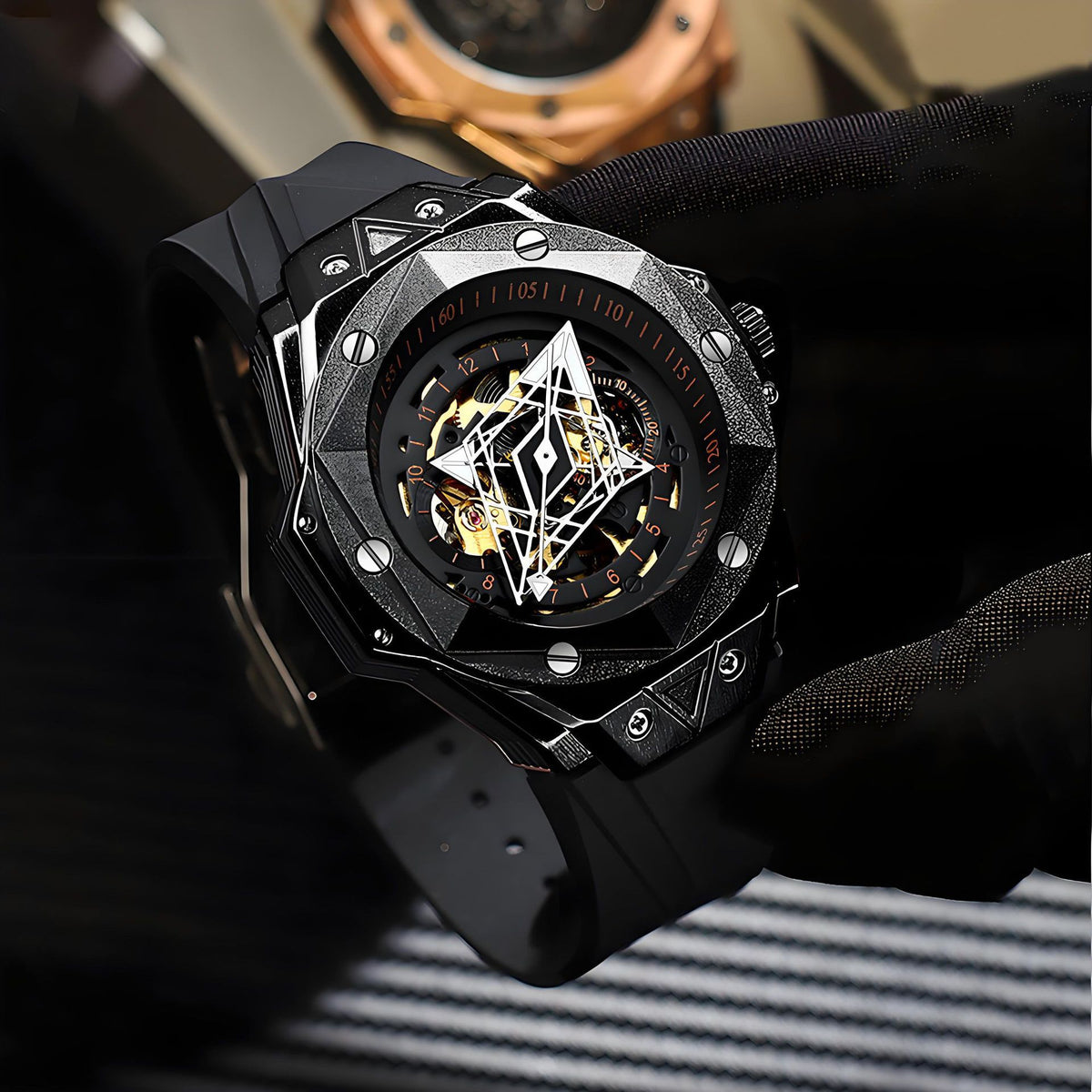 Montre Janus portée au poignet, mécanisme visible des deux côtés