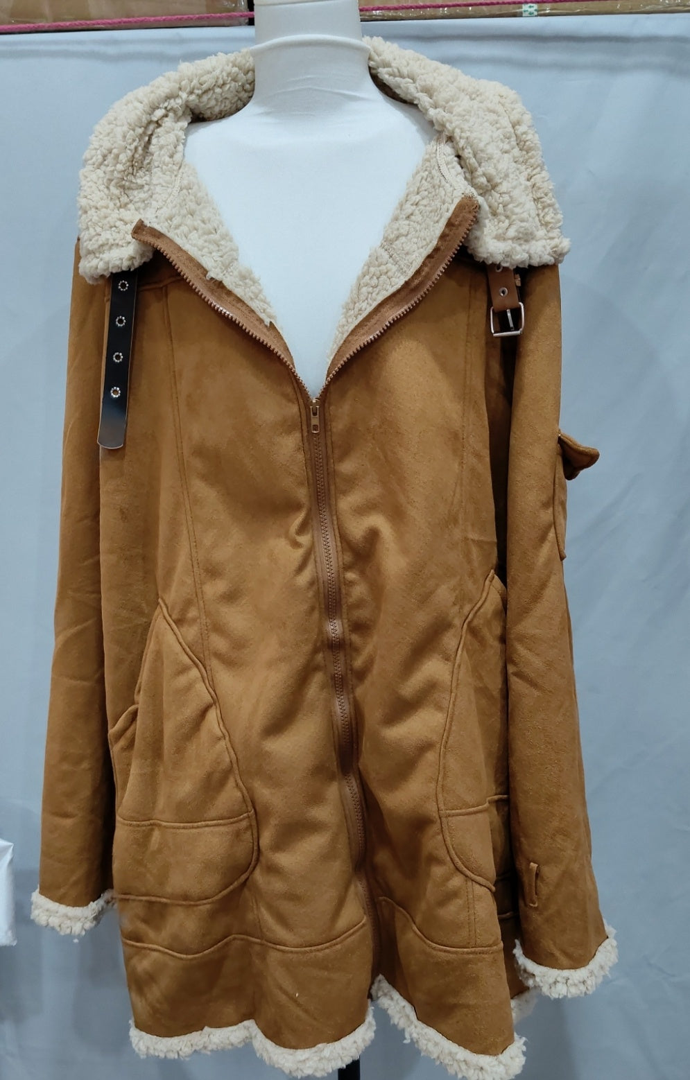 Blouson aviateur camel à col fourrure, présenté sur cintre