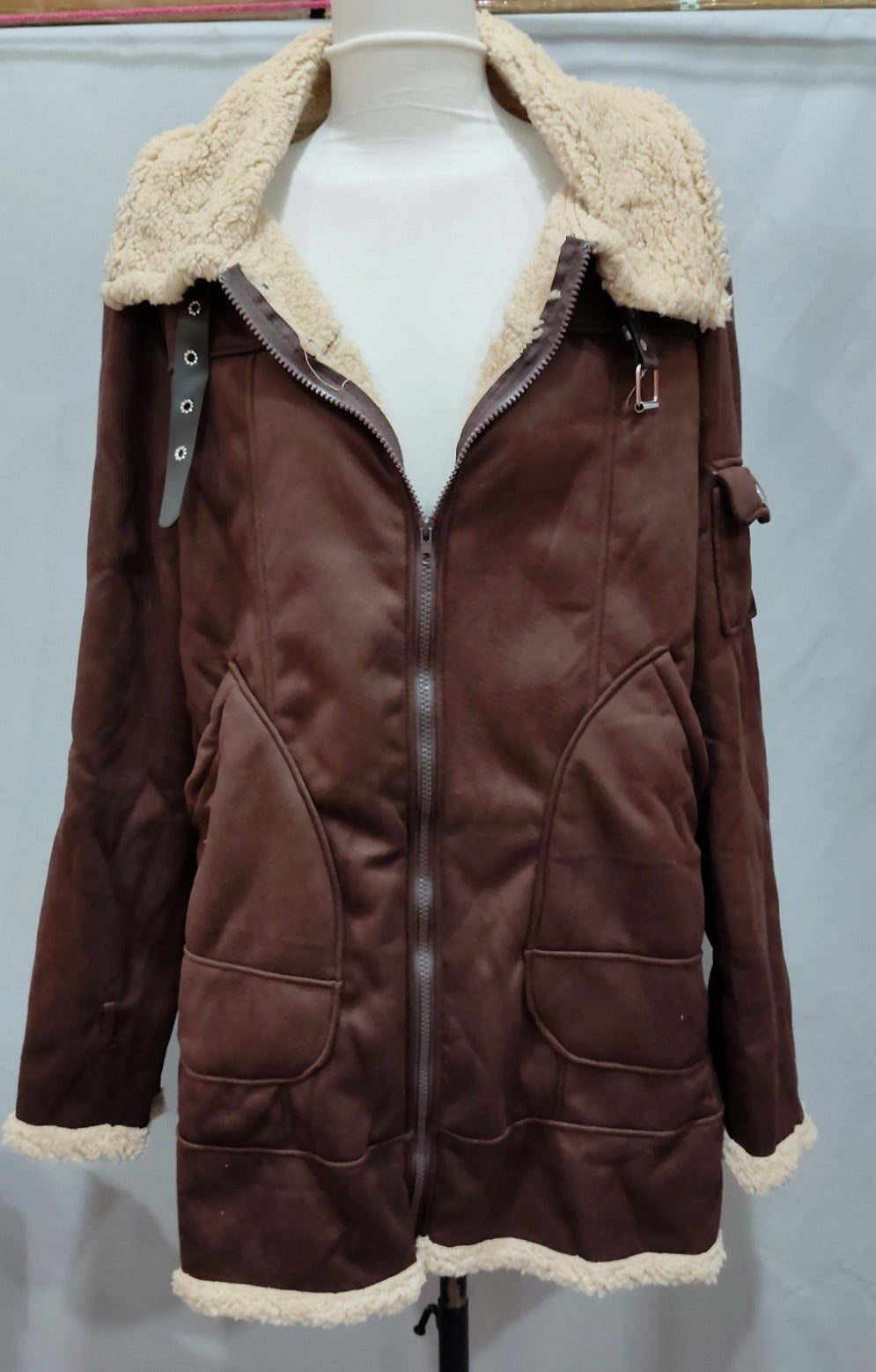 Blouson aviateur marron foncé à col fourrure, présenté sur cintre