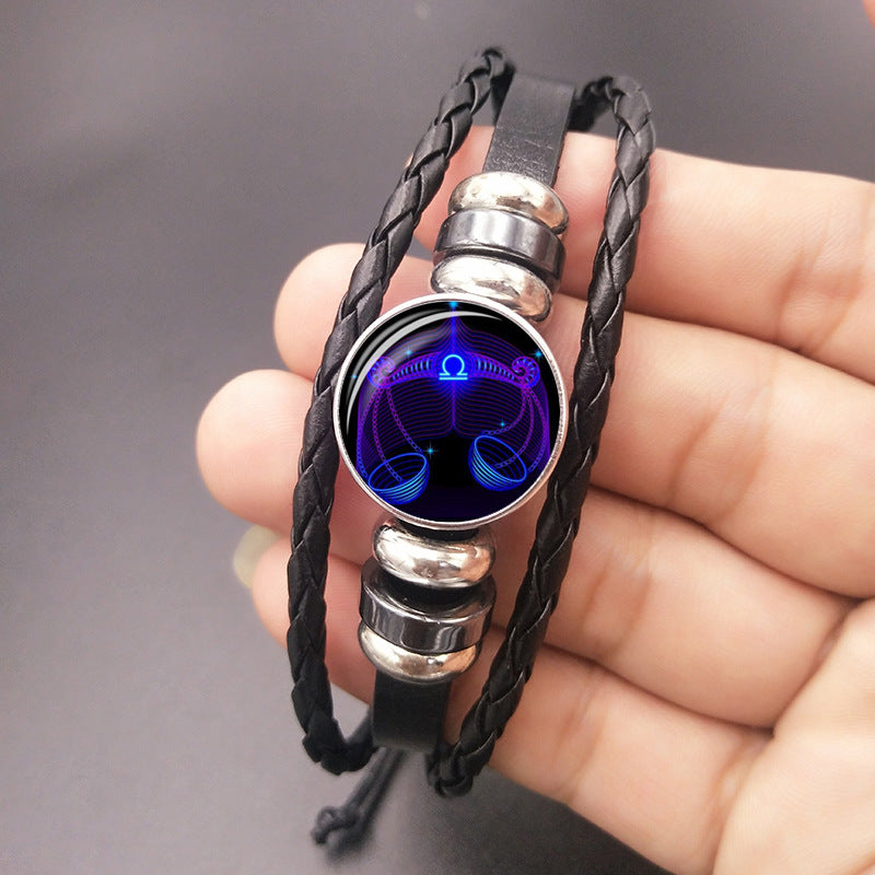 Bracelet zodiaque vu de dessus, constellation sur fond étoilé
