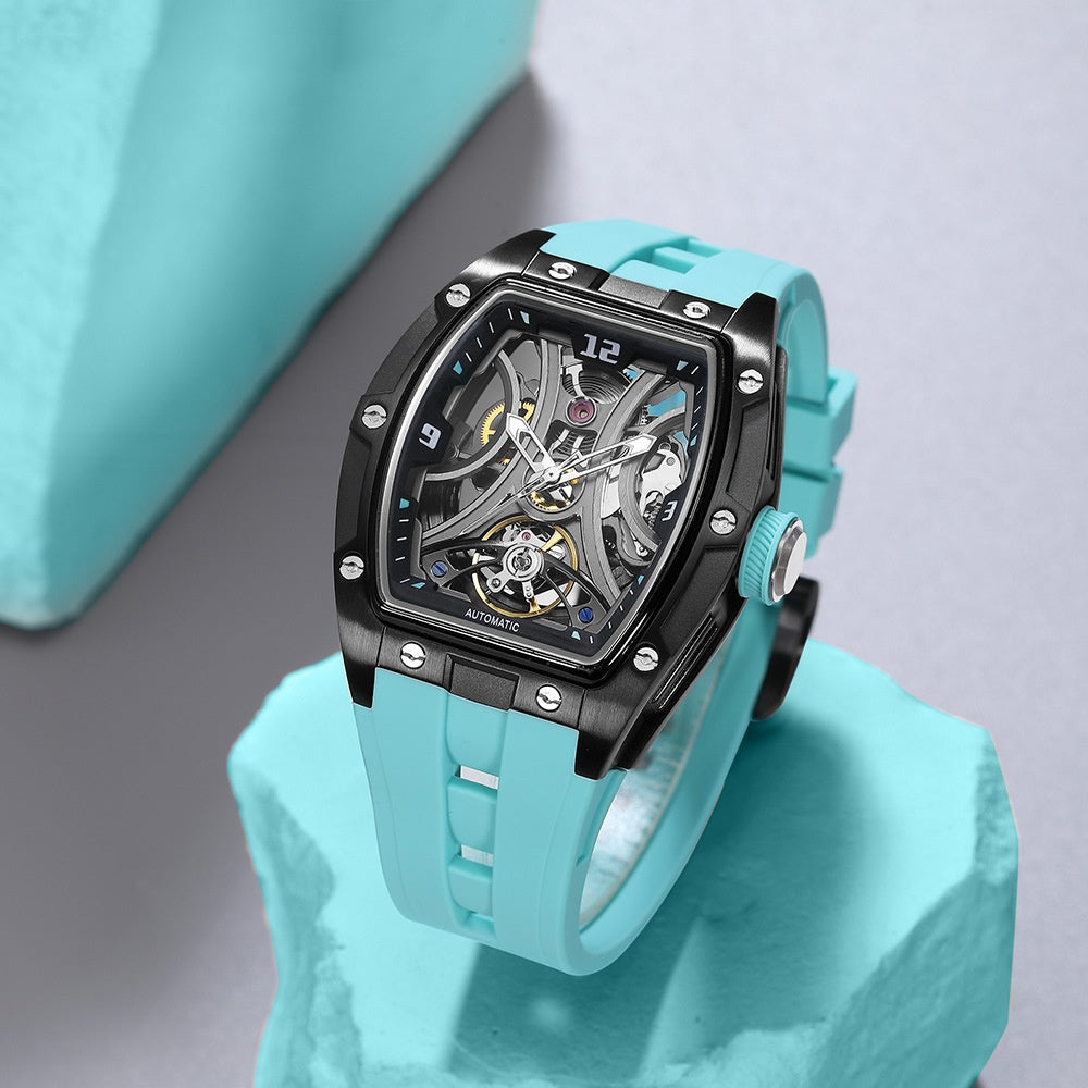 Montre Armure portée au poignet, montre mécanique au caractère affirmé