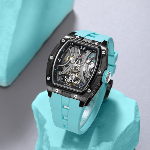 Montre Armure portée au poignet, montre mécanique au caractère affirmé