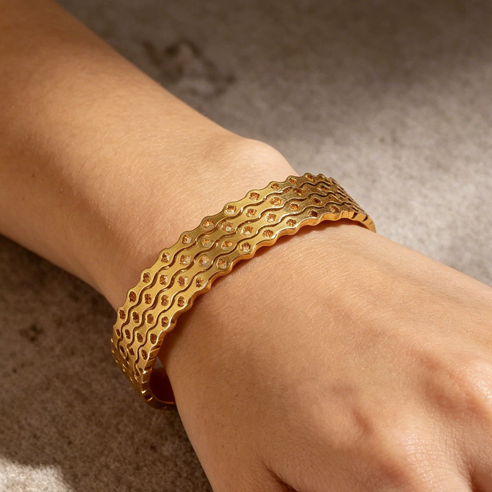 Bracelet Alvéole, gros plan des facettes nid d'abeille