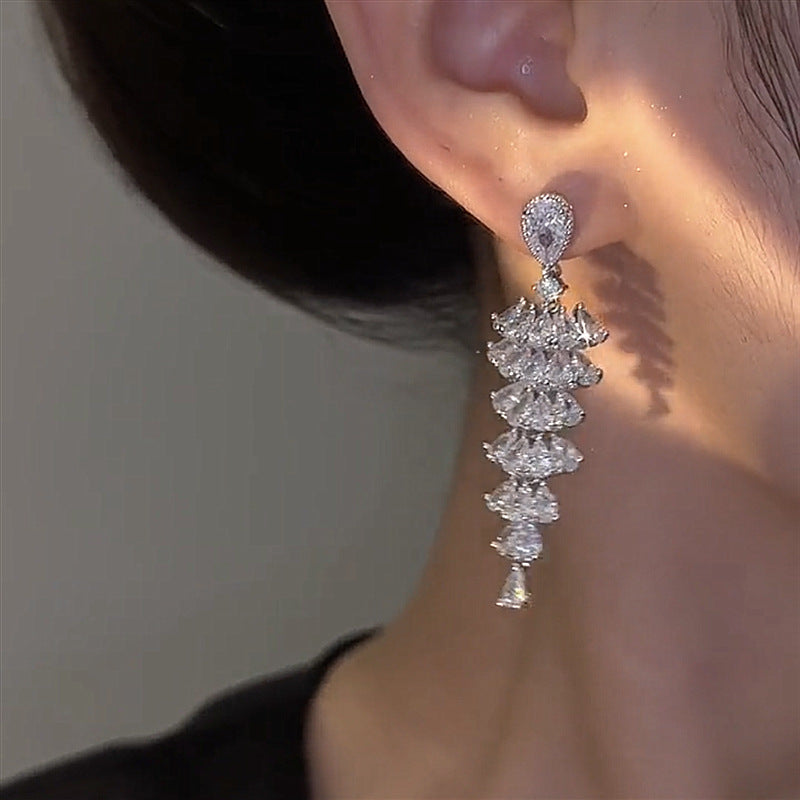 Boucle d'oreille pendante portée, vue de profil