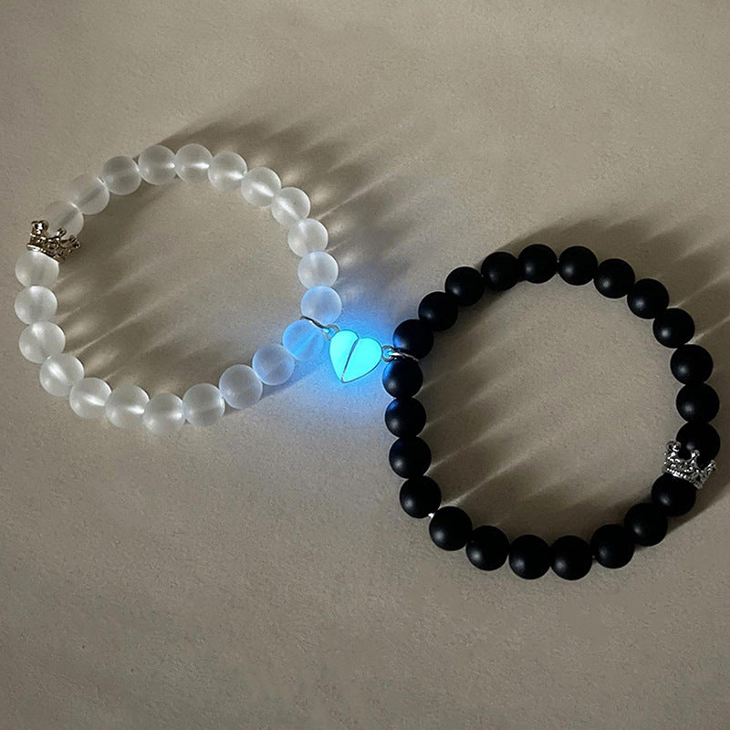 Les deux bracelets posés côte à côte, breloques argentées