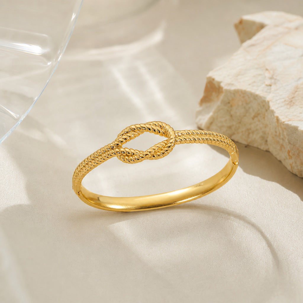 Bracelet Entrelacs porté au poignet, acier inoxydable doré