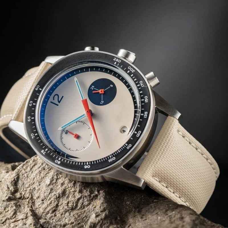 Montre homme Dune, détail du cadran et des aiguilles