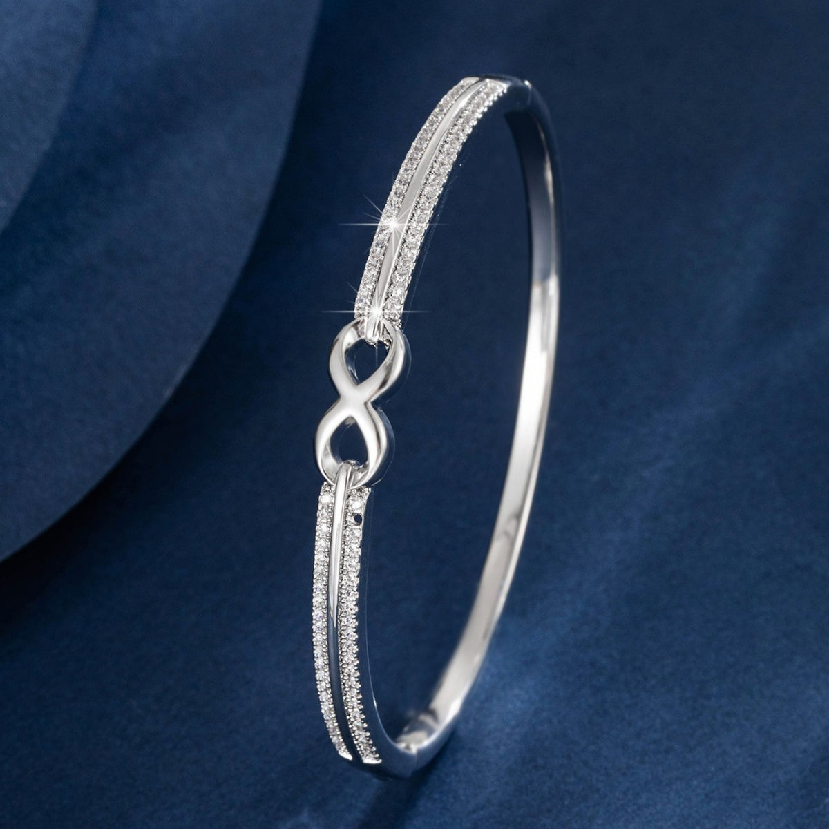 Bracelet Promesse, gros plan du motif infini pavé de zircons