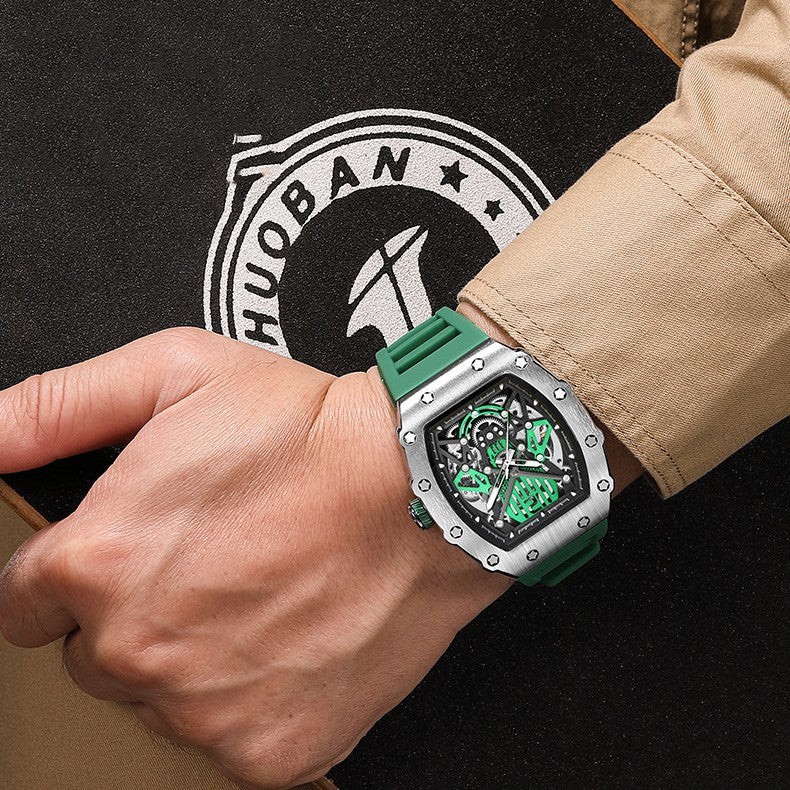 Montre Paddock portée au poignet, montre mécanique sportive