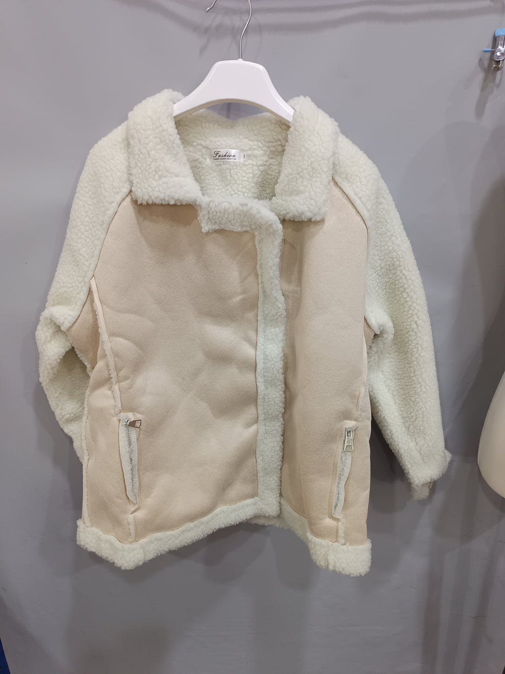 Veste aviateur beige, détail de la fermeture éclair
