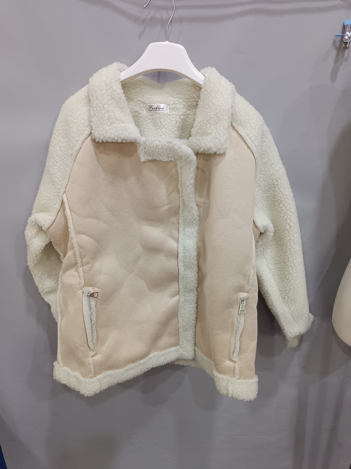Veste aviateur beige, détail de la fermeture éclair