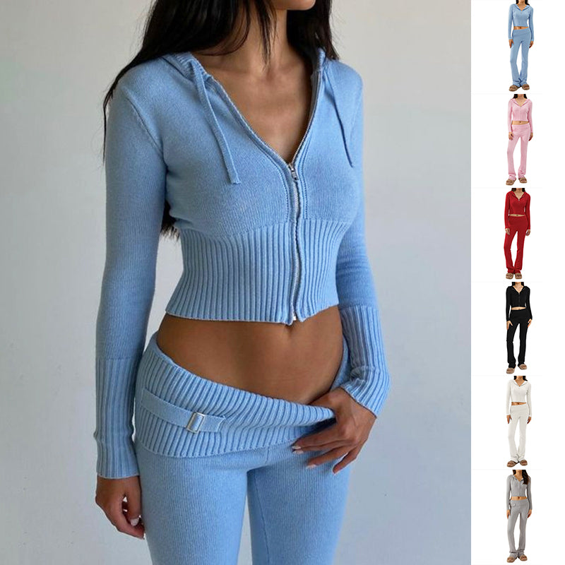 Ensemble côtelé bleu ciel porté, sweat zippé à capuche et pantalon évasé