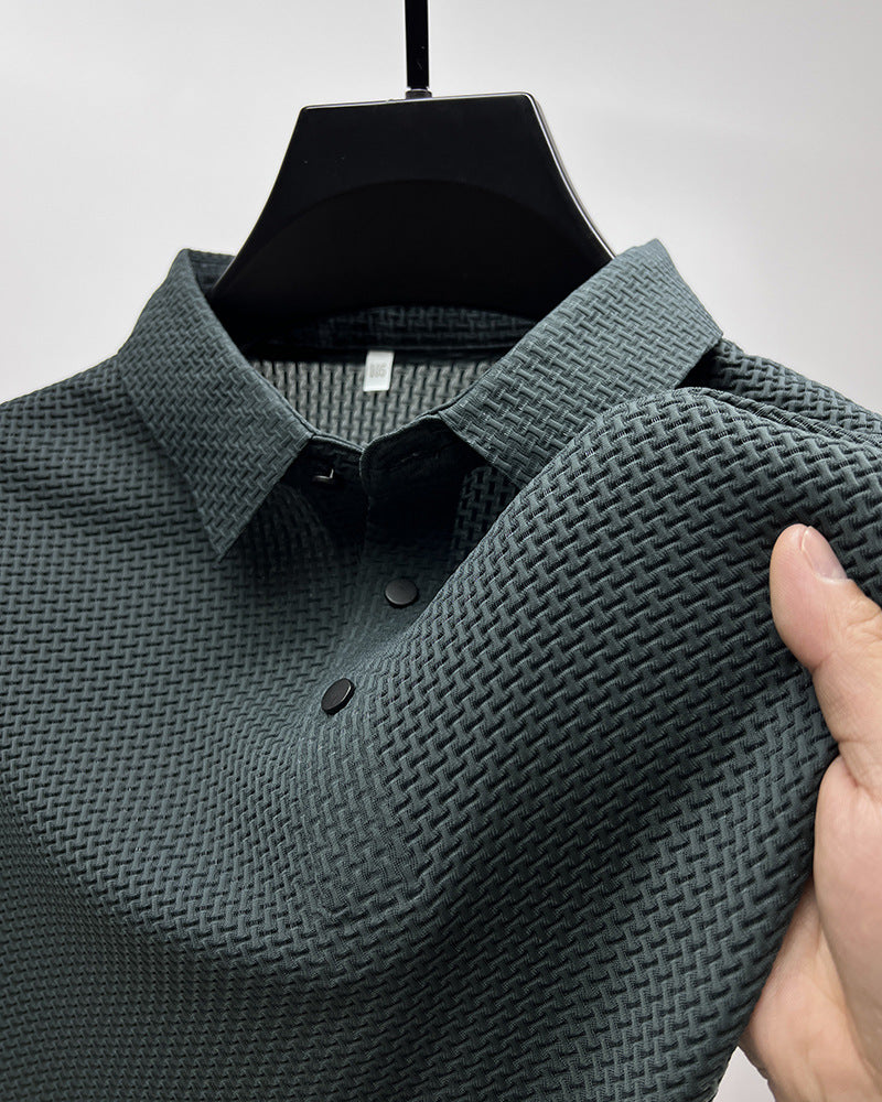Polo en maille gaufrée gris-vert, détail de la texture