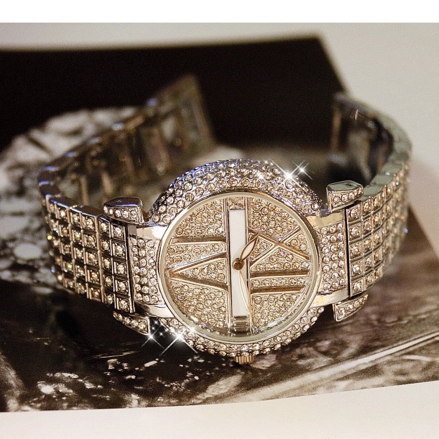 Montre femme Impératrice argentée pavée de cristaux, vue rapprochée du cadran