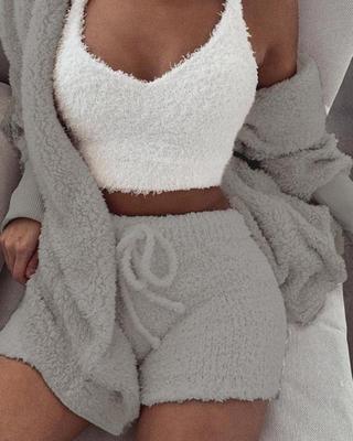Ensemble pyjama peluche écru porté, débardeur court et short