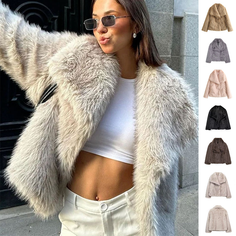 Veste courte en fausse fourrure beige à grand col, présentée à plat