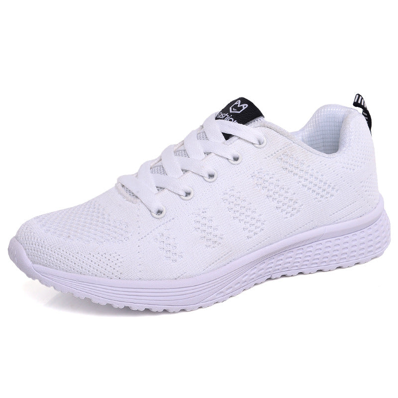 Baskets femme en maille blanches, vue de profil