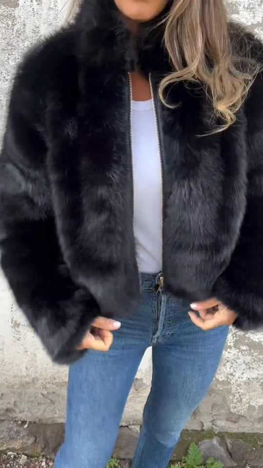 Veste polaire à col montant pour femme — gros plan sur la matière polaire moelleuse