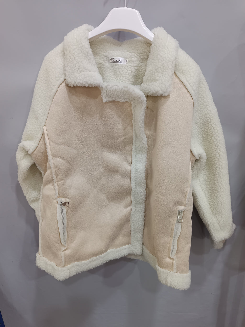 Veste aviateur beige, détail du col à revers