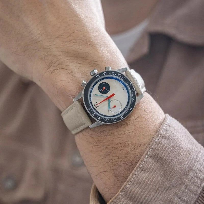 Montre Dune, vue de trois quarts du boîtier et du bracelet