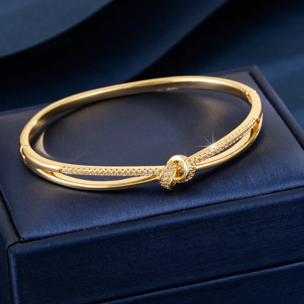 Bracelet Nœud d'Amour porté au poignet, motif nœud scintillant