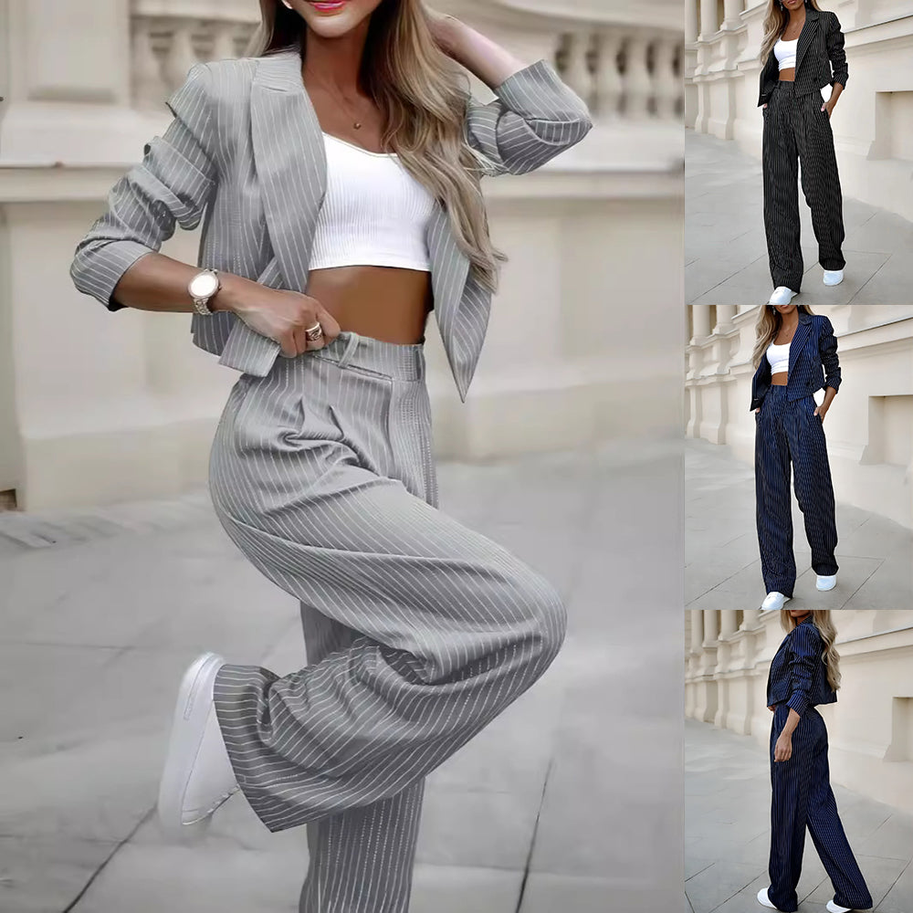 Tailleur femme rayé gris porté, blazer court et pantalon large
