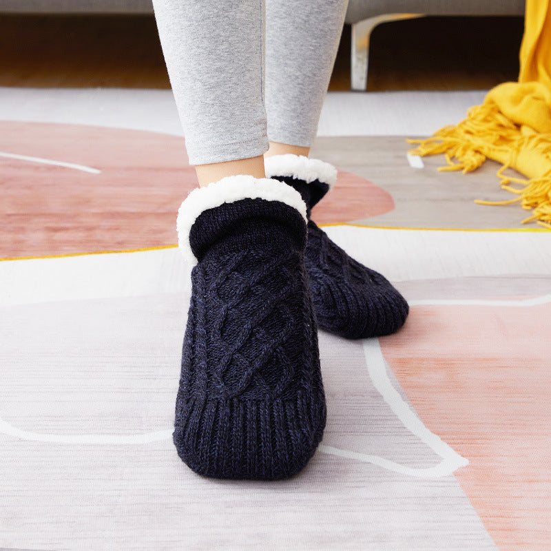 Chaussons-chaussettes, paire posée au sol