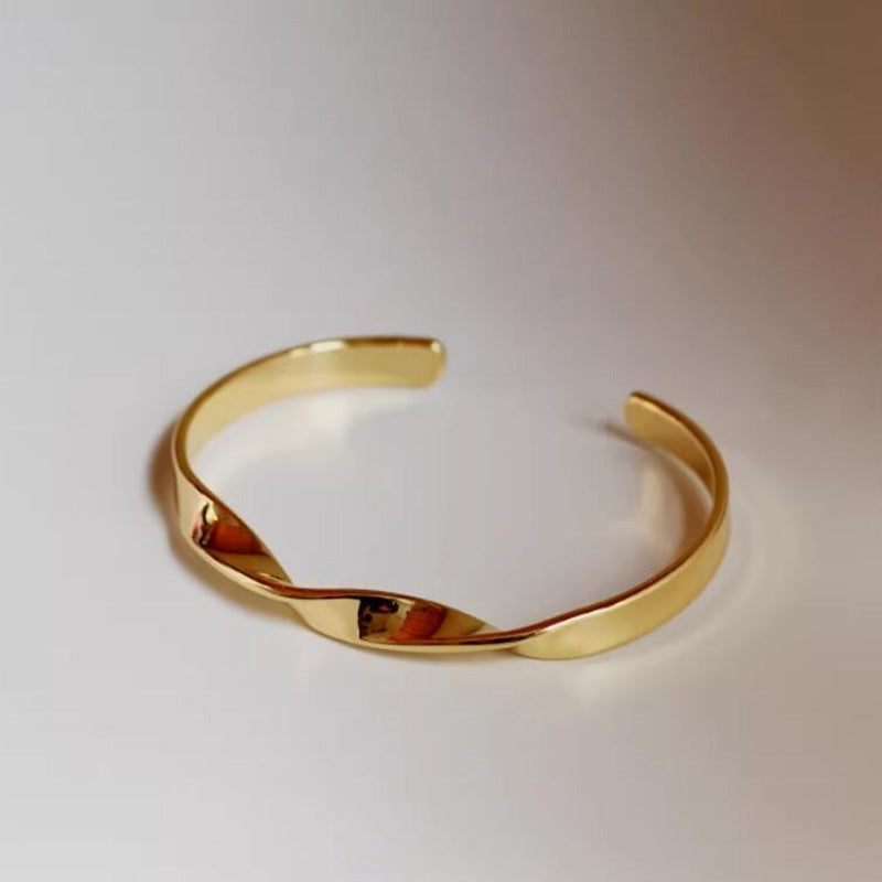 Bracelet Möbius porté au poignet, bracelet ouvert épuré