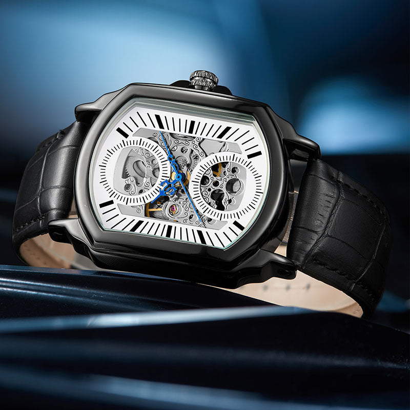 Montre Gatsby portée au poignet, montre mécanique rétro