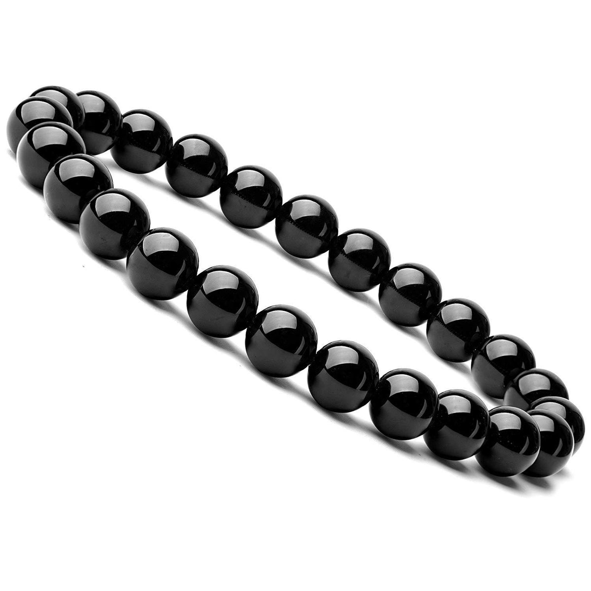 Bracelet en agate noire porté au poignet sur un jean