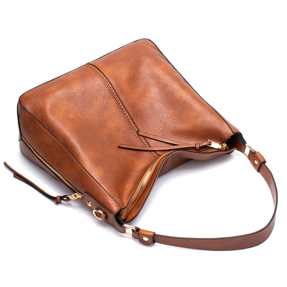 Sac hobo porté à l'épaule