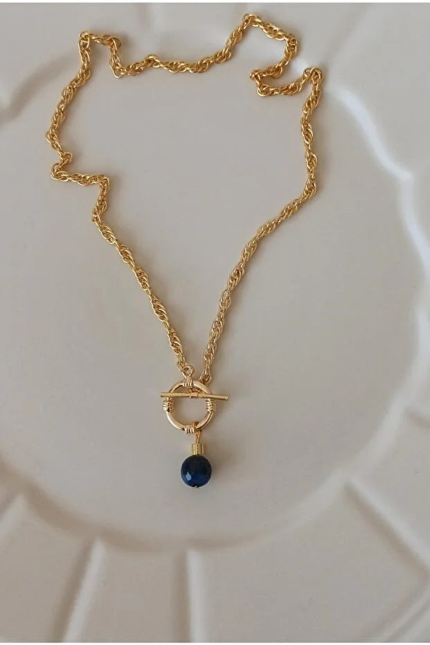 Collier Talisman porté, gros plan de la pierre naturelle et du fermoir