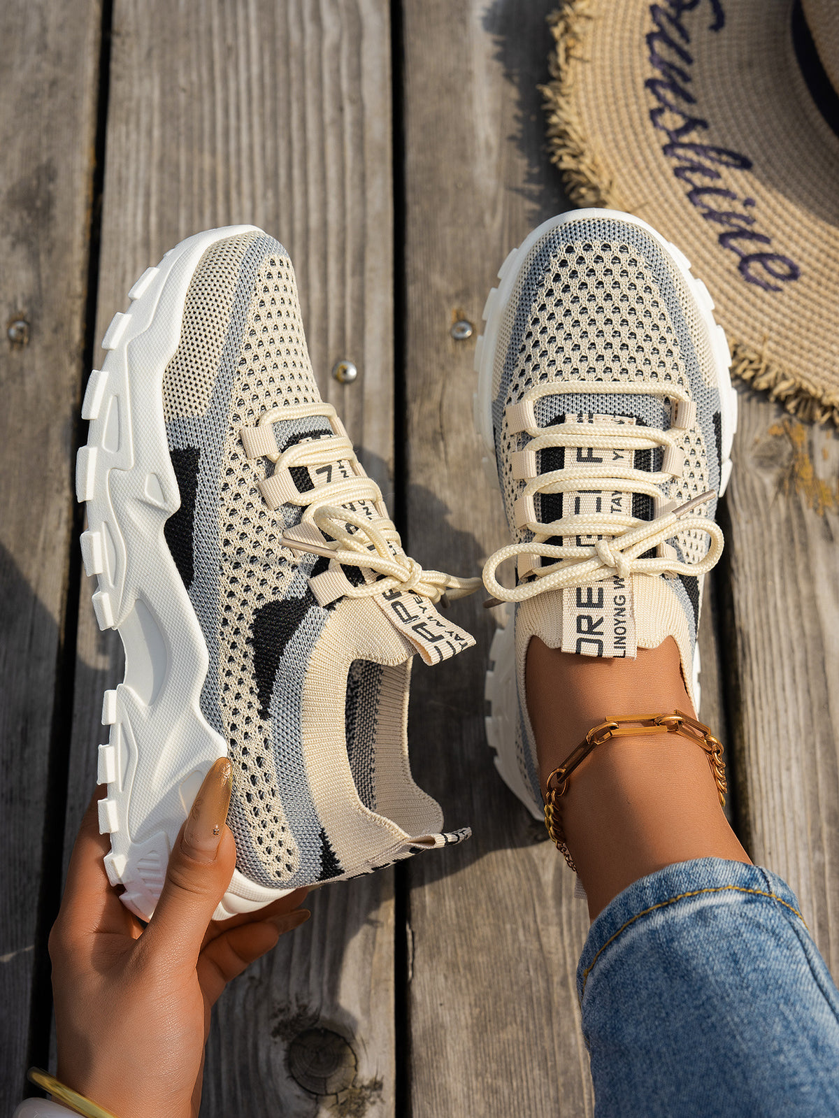 Baskets en maille beige, paire vue de dessus