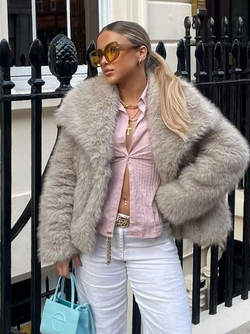 Veste en fausse fourrure portée col relevé, vue de face