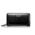 Pochette portefeuille zippée tenue en main