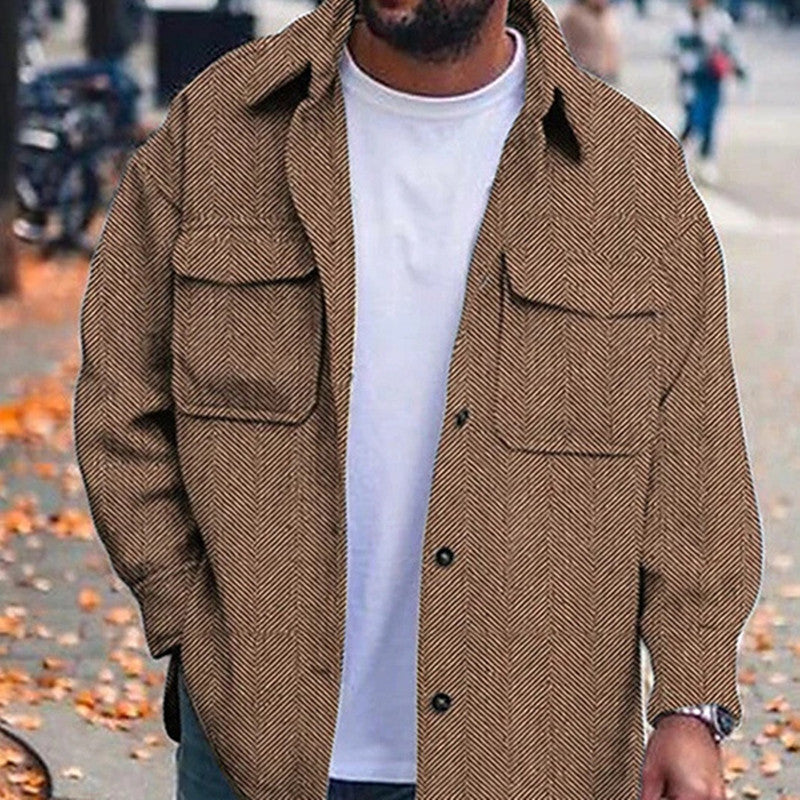 Surchemise homme marron à chevrons, portée ouverte sur un t-shirt blanc