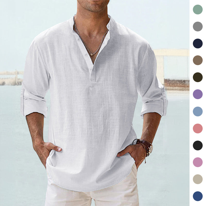 Chemise col mao blanche portée avec un pantalon clair