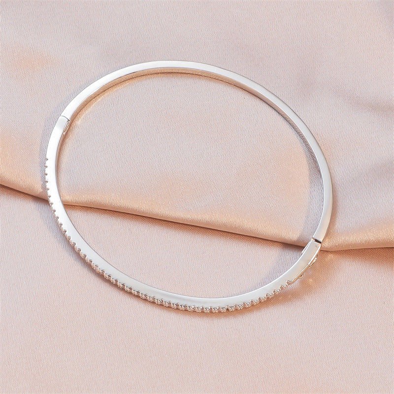Bracelet Fil d'Étoiles, gros plan du pavé de strass