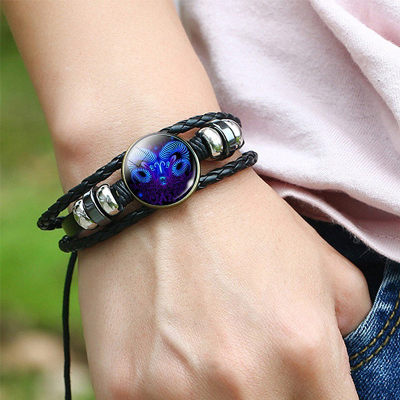 Bracelet zodiaque porté au poignet d'un homme