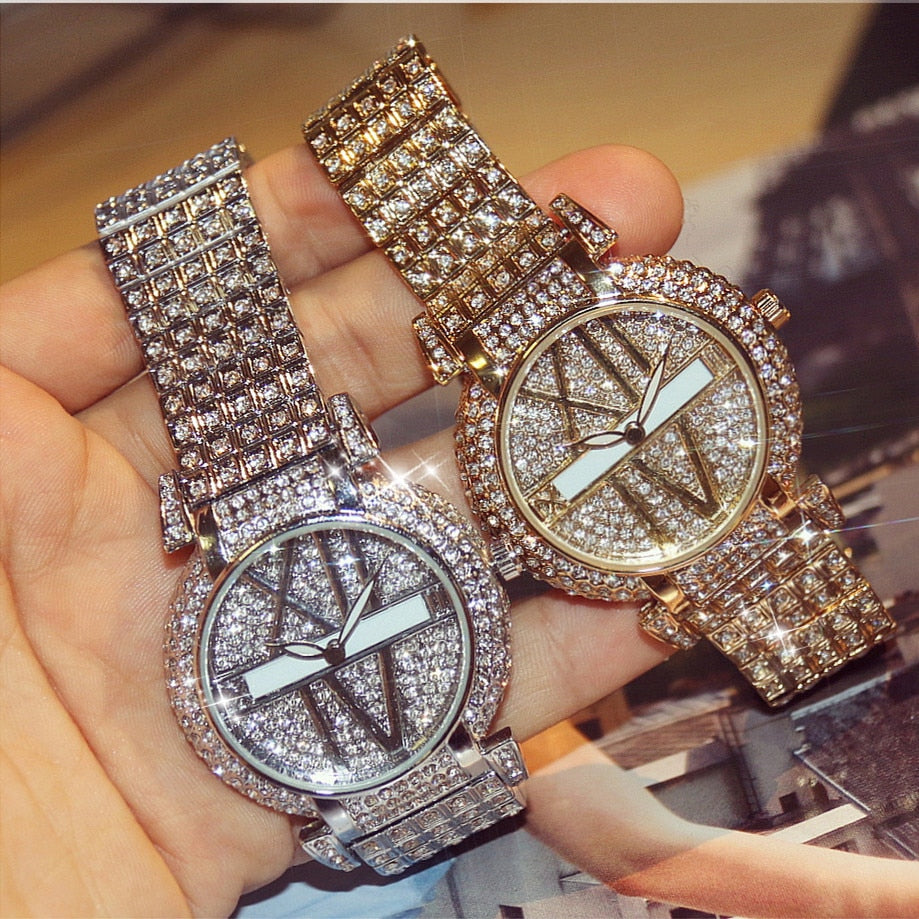 Montre femme Impératrice, finitions dorée et argentée tenues en main