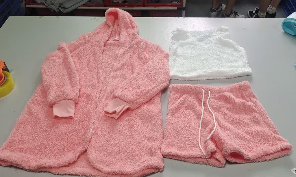 Gilet long en maille peluche porté ouvert