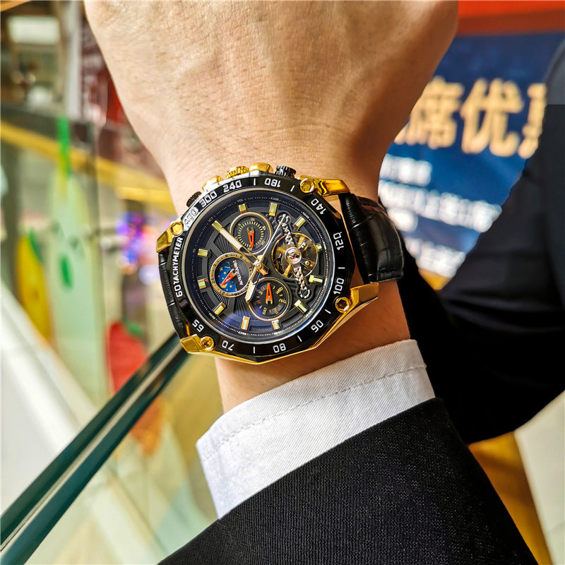 Montre homme Compas, détail du boîtier et du bracelet acier