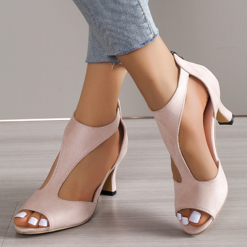 Sandales à talon rose poudré, portées