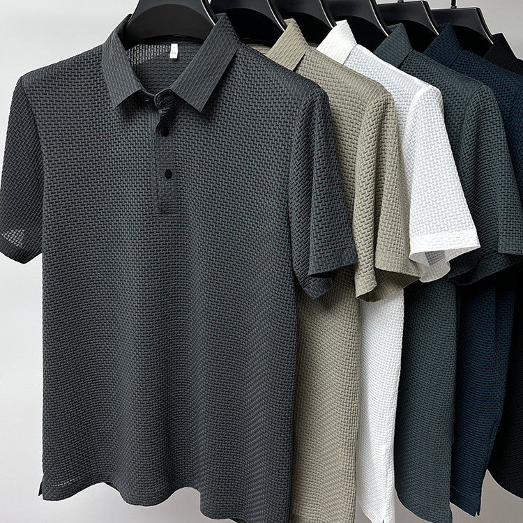 Polos en maille gaufrée alignés sur cintres, plusieurs coloris