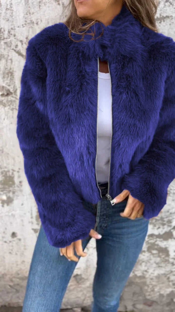Veste polaire à col montant pour femme — veste portée avec col remonté façon col roulé